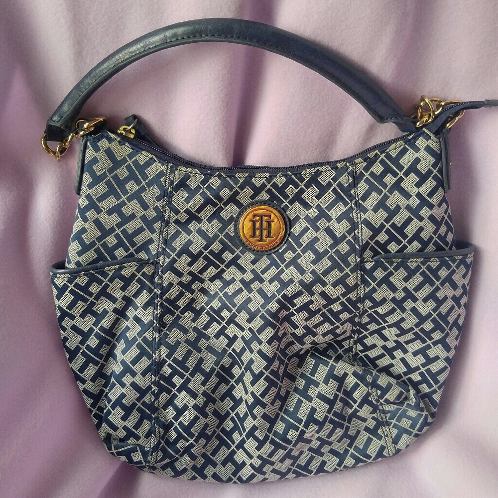 Tommy Hilfiger logo shoulder bag.